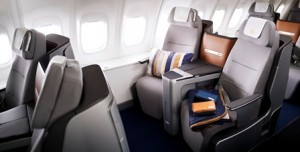 Auf den Sitzen der 747-8 liegen ein Kissen, eine Decke und Lufthansa Kulturtaschen // A pillow, a blanket and Lufthansa amenity kits are lying on the seats of a 747-8